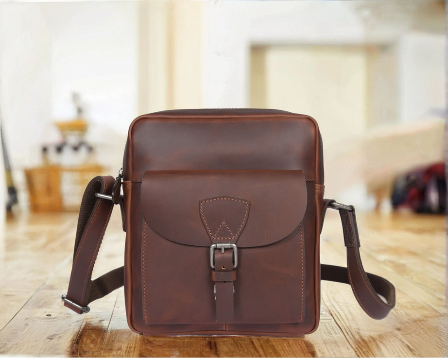 Voyager Leather Messenger Bag